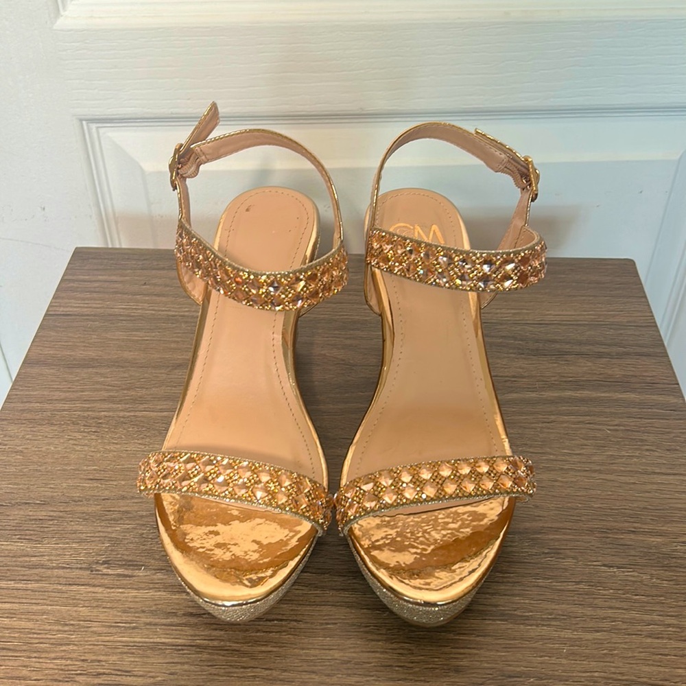 CHELSEA MORELAND ROSE GOLD STUDDED WEDGE SANDALS IN SIZE 7.5M